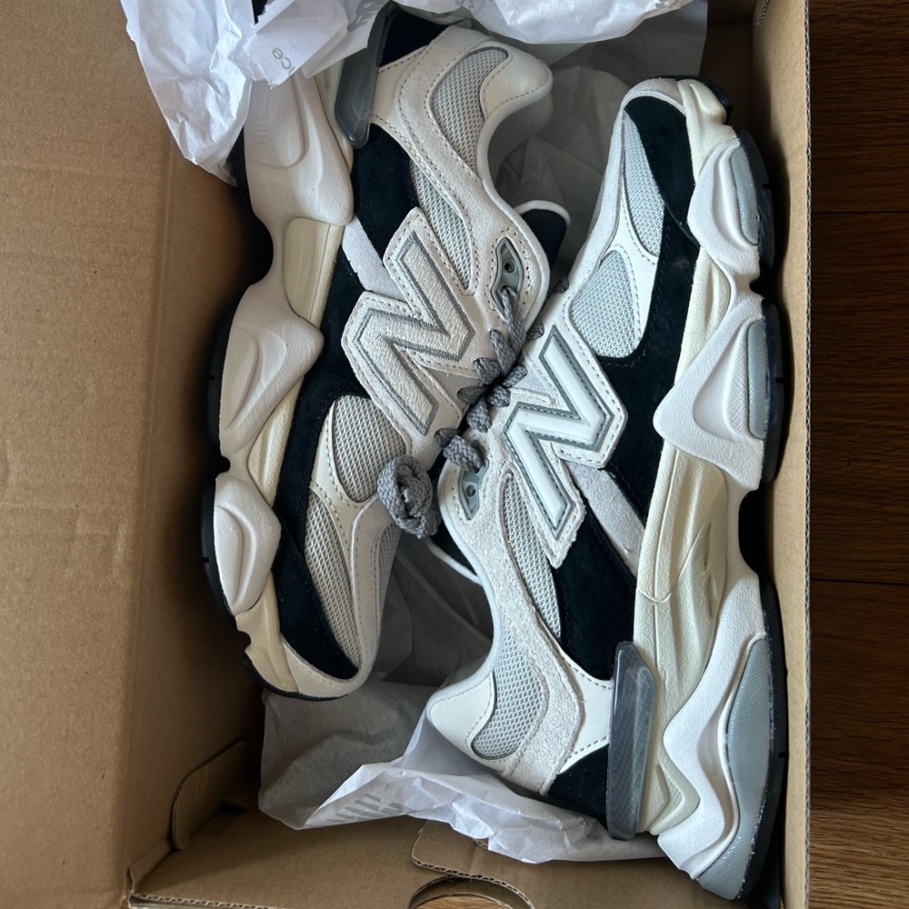 New Balance 9060 Unisex Men’s 6/Women’s 7.5 Black with reflection